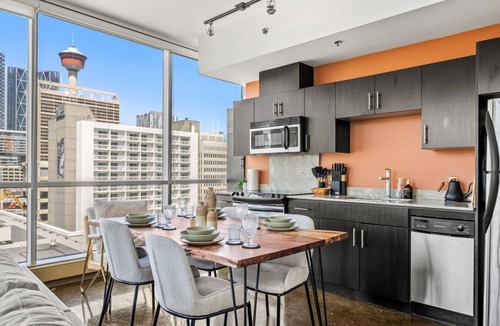 Beltline Apartment | Emerald | Skyline View | UG Park | Pets | King Bed