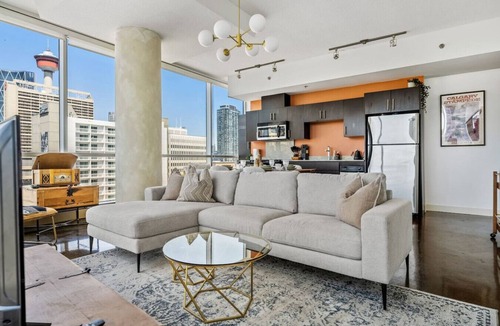 Beltline Apartment | Emerald | Skyline View | UG Park | Pets | King Bed