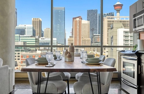 Beltline Apartment | Emerald | Skyline View | UG Park | Pets | King Bed