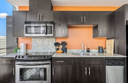 Beltline Apartment | Emerald | Skyline View | UG Park | Pets | King Bed