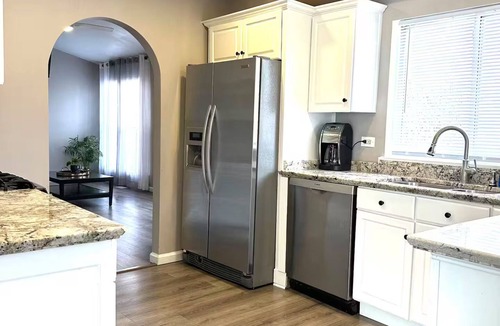 Carpentersville House | Emerald spacious 3 bedroom 5 bed one king