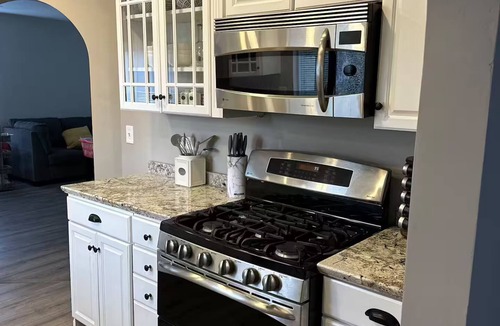 Carpentersville House | Emerald spacious 3 bedroom 5 bed one king