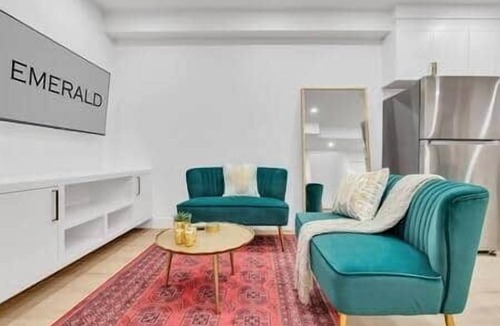 Killarney House | Emerald: Stylish Lower-Suite in Trendy Killarney