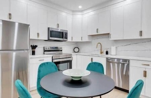 Killarney House | Emerald: Stylish Lower-Suite in Trendy Killarney
