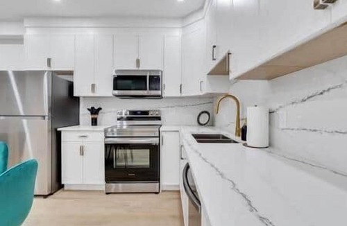 Killarney House | Emerald: Stylish Lower-Suite in Trendy Killarney