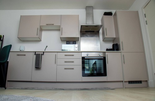 Harlington Apartment | Emerald Suite - 2 Bed Flat by Heathrow, Free Parking