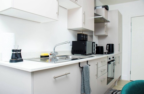 Harlington Apartment | Emerald Suite - 2 Bed Flat by Heathrow, Free Parking