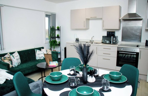 Harlington Apartment | Emerald Suite - 2 Bed Flat by Heathrow, Free Parking