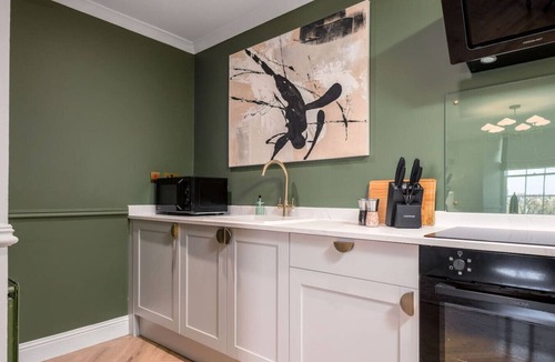 Dalavich Apartment | Emerald Suite, The Stirling Residence