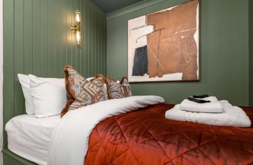 Dalavich Apartment | Emerald Suite, The Stirling Residence