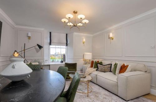 Dalavich Apartment | Emerald Suite, The Stirling Residence