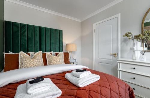 Dalavich Apartment | Emerald Suite, The Stirling Residence