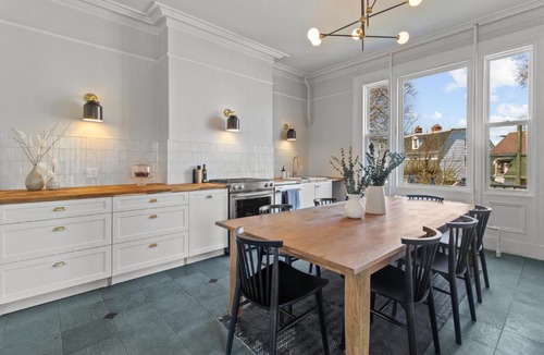 Downtown St. John's House | Emerald Victorian Patio 41 Bd Parking