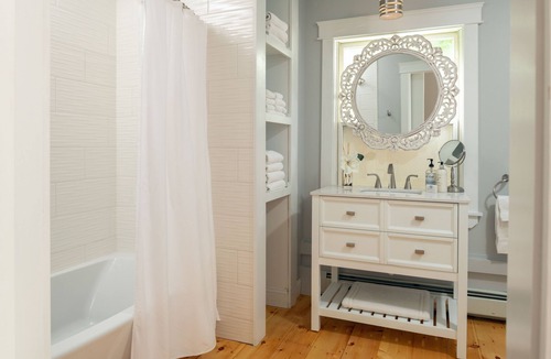 Kennebunk Apartment | Emerson Cottage at Waldo Emerson Inn