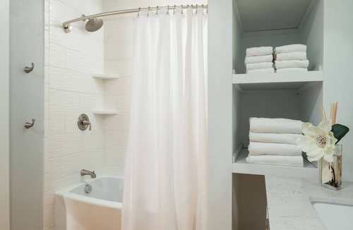 Kennebunk Apartment | Emerson Cottage at Waldo Emerson Inn