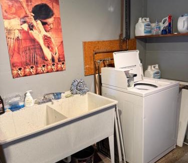 Snohomish Apartment | Emily's Escape AC Smart TV and Covered Parking