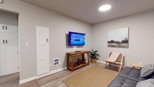Snohomish Apartment | Emily's Escape AC Smart TV and Covered Parking