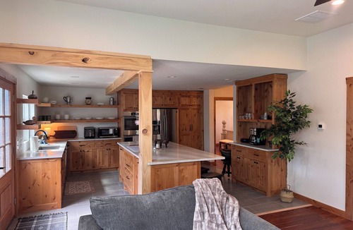 Saint Jo House | Emma Sue-walking distance to Red River Station