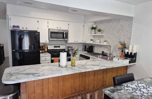 Tulsa Condo | Emmanuel Midtown 2 BR 1.5 Bath Condo in Tulsa. Close to YMCA, Hospitals, Highway