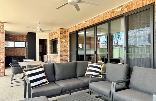 Moama House | Emmylou Escape - Sleeps 16