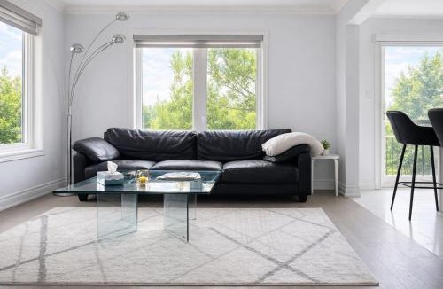 Markham House | Empire's Home - King, Queen, Child Suites with EV Charging