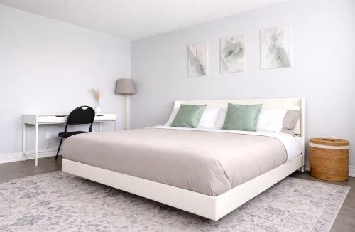 Markham House | Empire's Home - King, Queen, Child Suites with EV Charging