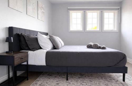 Markham House | Empire's Home - King, Queen, Child Suites with EV Charging