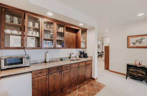 Glacier Apartment | En Suite #15 - Mountain Views - Hot Tub - Pets Ok