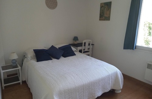 Tourrettes-sur-Loup Bed & Breakfast | En-suite room in charming house