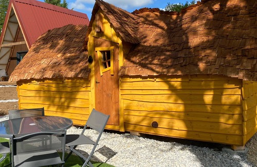 Loray Cabin | Enchanted cabin with shared pool and optional Kota grill