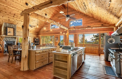 Angel Fire Cabin | ENCHANTED CIRCLE LODGE-AWESOME MOUNTAIN VIEWS WITH HOT TUB AND SAUNA!