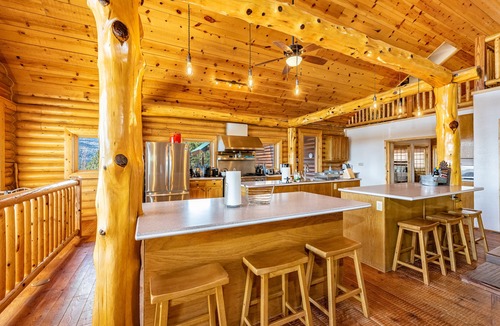 Angel Fire Cabin | ENCHANTED CIRCLE LODGE-AWESOME MOUNTAIN VIEWS WITH HOT TUB AND SAUNA!