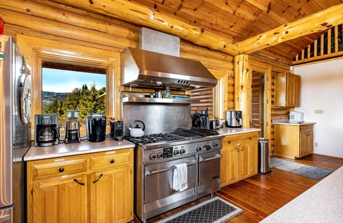 Angel Fire Cabin | ENCHANTED CIRCLE LODGE-AWESOME MOUNTAIN VIEWS WITH HOT TUB AND SAUNA!