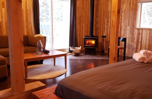 Cayamant Cottage | Enchanted Forest Retreat, King Bed Suite with Spa.