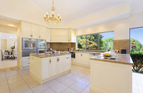 Dural House | Enchanted Manor with Pool, Tennis & Elegance