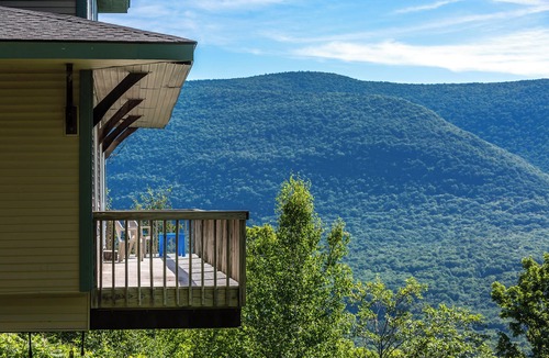 East Dorset House | Enchanted Mountain House - near ski, nature trails, lake w/fishing and swimming.