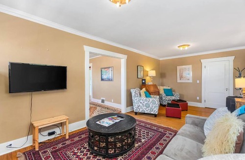 Phinney Ridge House | Enchanted Path to a Gardenscape - 92 Walkscore!