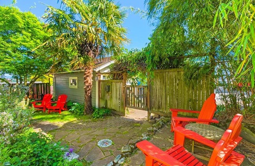 Phinney Ridge House | Enchanted Path to a Gardenscape - 92 Walkscore!