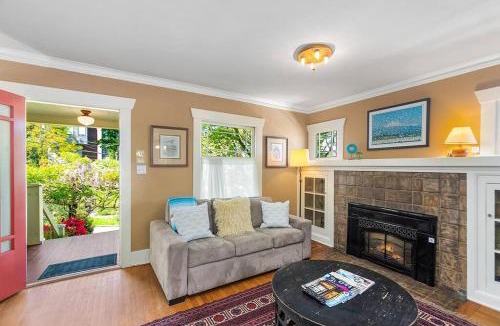 Phinney Ridge House | Enchanted Path to a Gardenscape - 92 Walkscore!