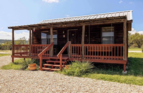 Fredericksburg Cabin | Enchanted Rockview Cabin 2 | King bed