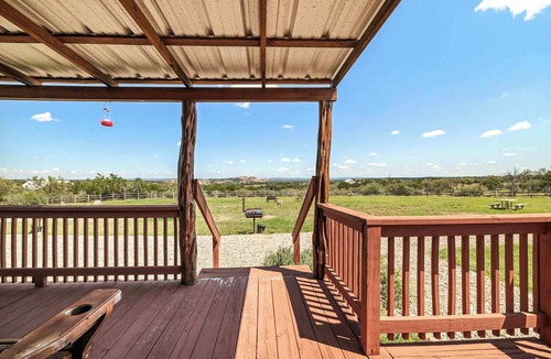 Fredericksburg Cabin | Enchanted Rockview Cabin 4 | Accessible | 2 Queens