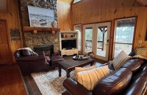 Dogwood Cabin | Enchanting 3-bedroom cabin on Bob Sandlin