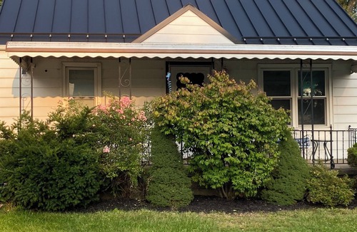 Cheektowaga House | Enchanting 3 bedroom cape home with WiFi in Buffalo