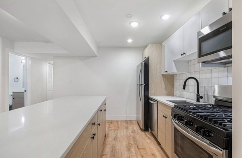 Hyde Park Apartment | Enchanting 4-bedroom apartment with AC in vibrant Chicago Hyde Park