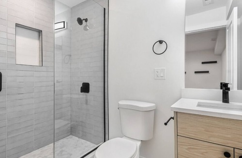 Hyde Park Apartment | Enchanting 4-bedroom apartment with AC in vibrant Chicago Hyde Park