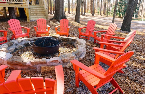 Franklinton Cabin | Enchanting Cabin Treehouse Retreat with Fire Pit - Perfect Getaway!n