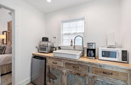 Warrenton House | Enchanting Casita, 5 minutes to Round Top!