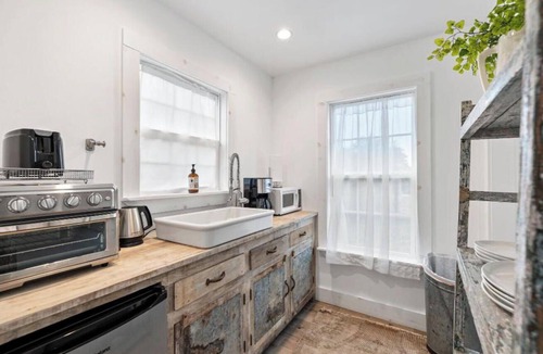 Warrenton House | Enchanting Casita, 5 minutes to Round Top!