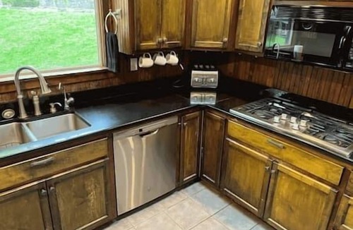 Franklin Apartment | Enchanting Chalet/Covered Parking/King Suite