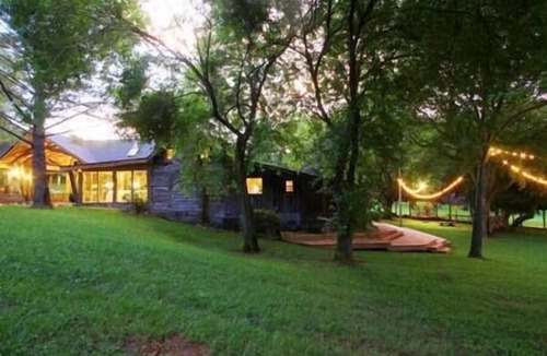 Franklin Apartment | Enchanting Chalet/Covered Parking/King Suite